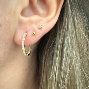 Par de Argolas Cravejadas de Zircônias Brancas, Detalhes Pedras na Face Interna, 2,2grs, no Ouro Amarelo 18Kts