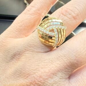 Anel Bojudo Martelado com Zircônias no Ouro Amarelo 18K