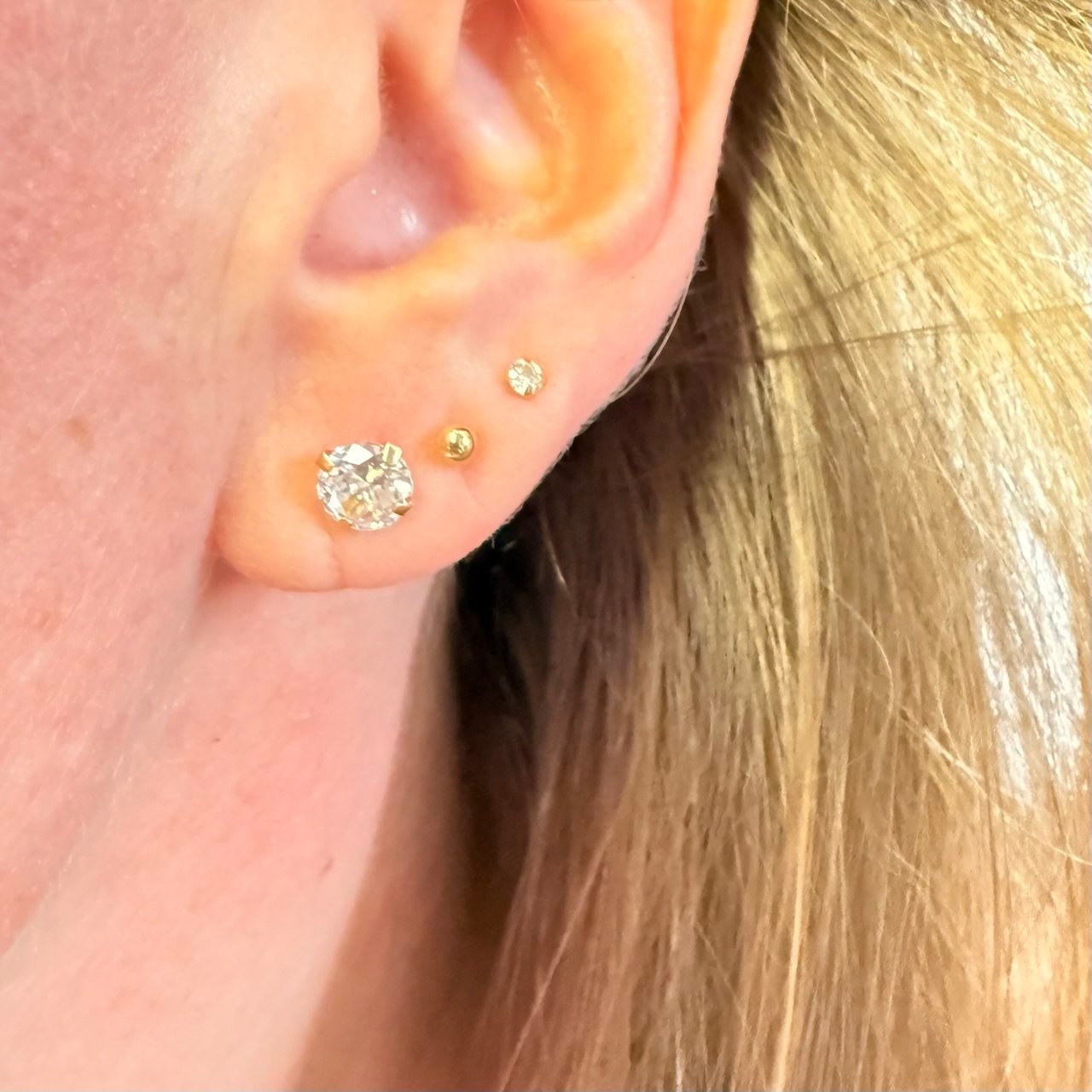 Par de Brincos Zircônia 6mm no Ouro Amarelo 18K